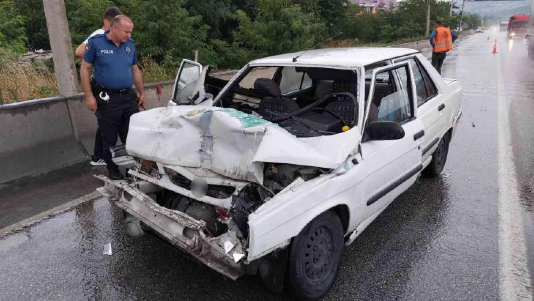 Samsun'da otomobil tıra çarptı: 3 yaralı