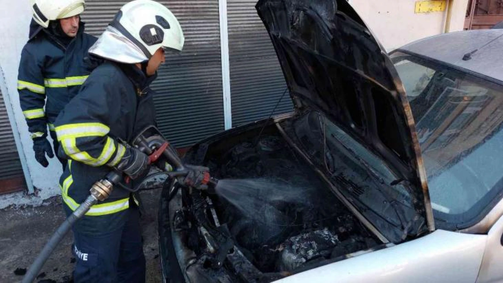 Samsun'da park halindeki araç yandı