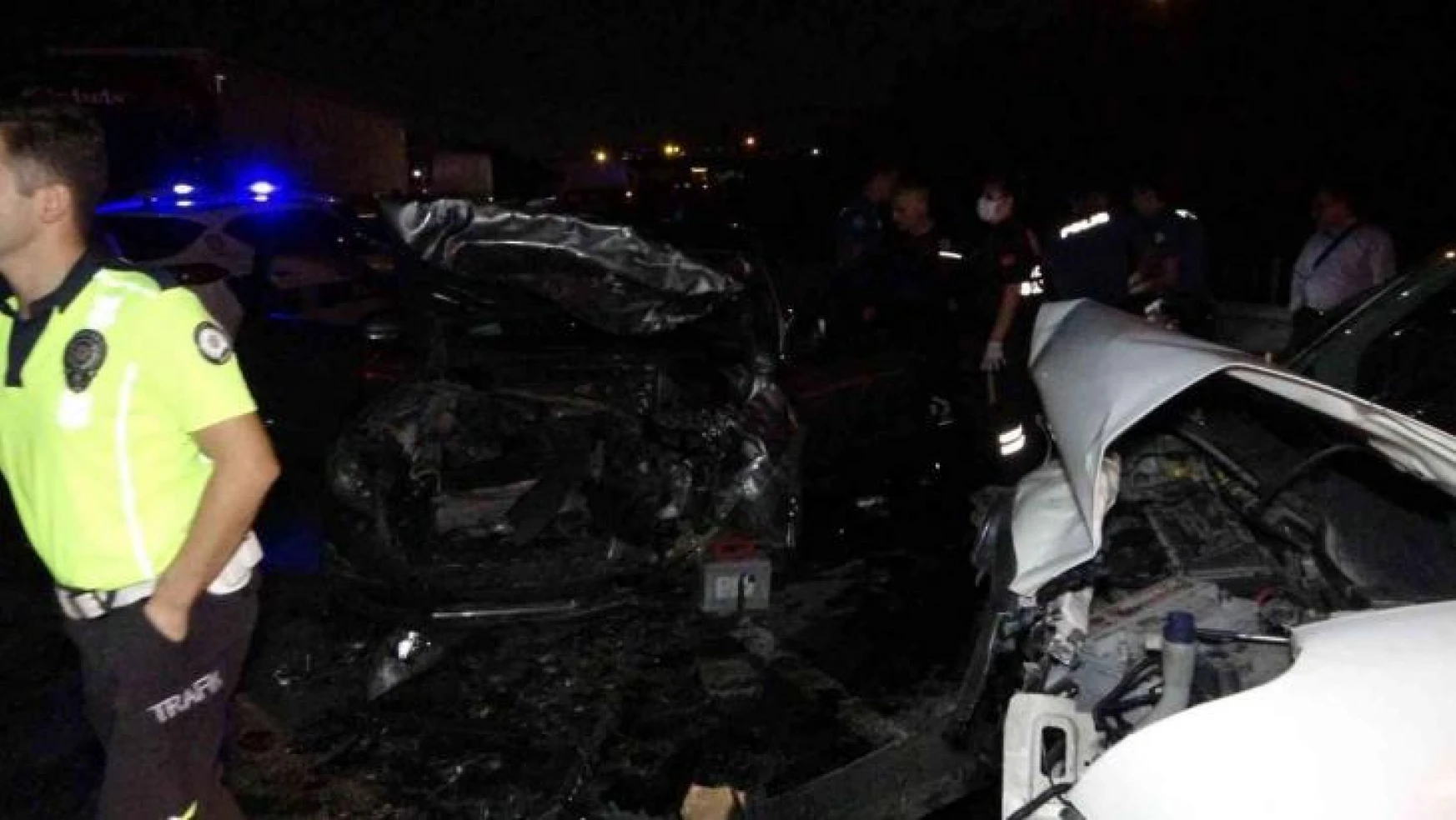 Sancaktepe'de iki araç kafa kafaya çarpıştı: 4 yaralı