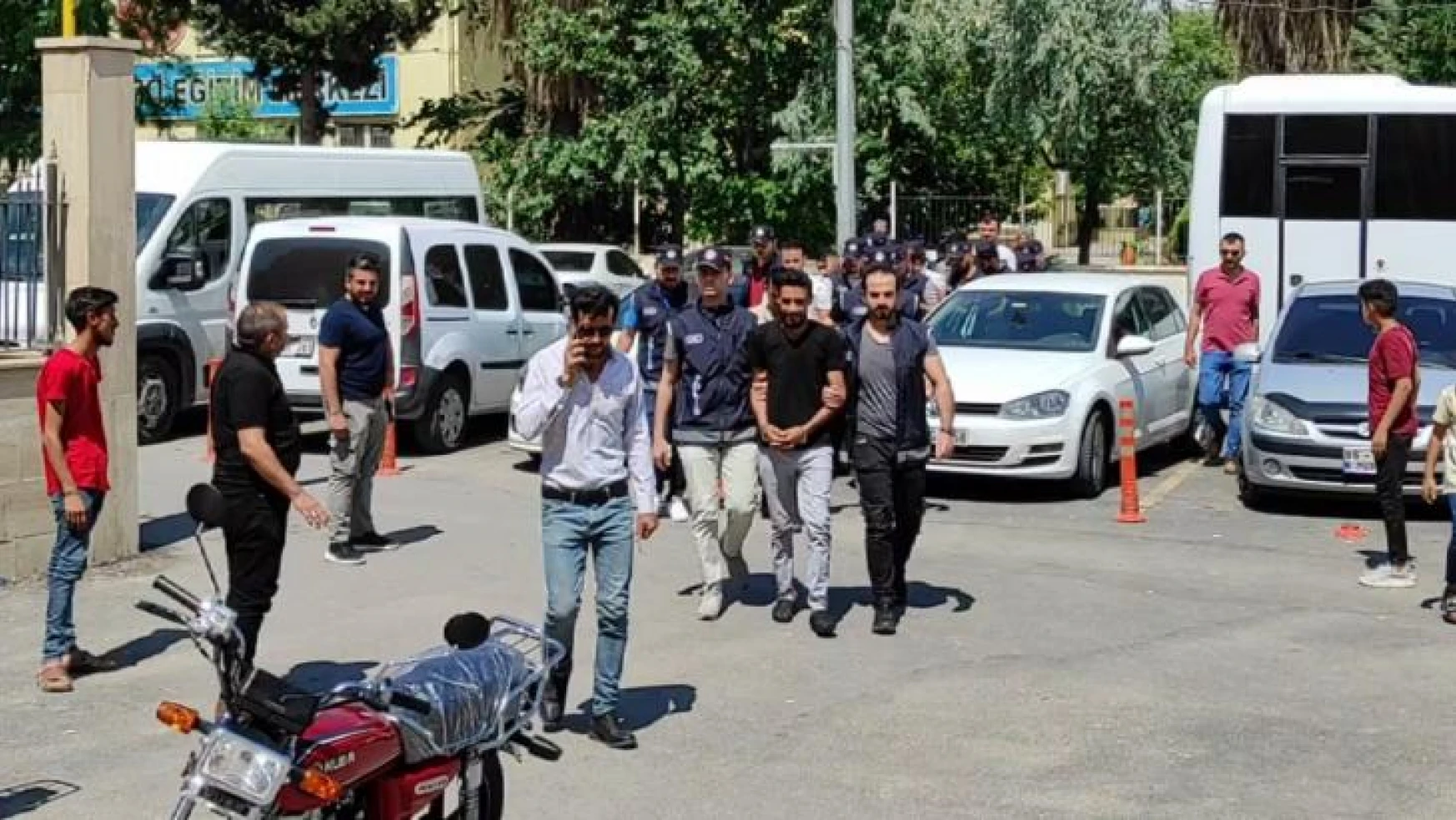 Şanlıurfa'da göçmen kaçakçılığı operasyonunda 5 tutuklama