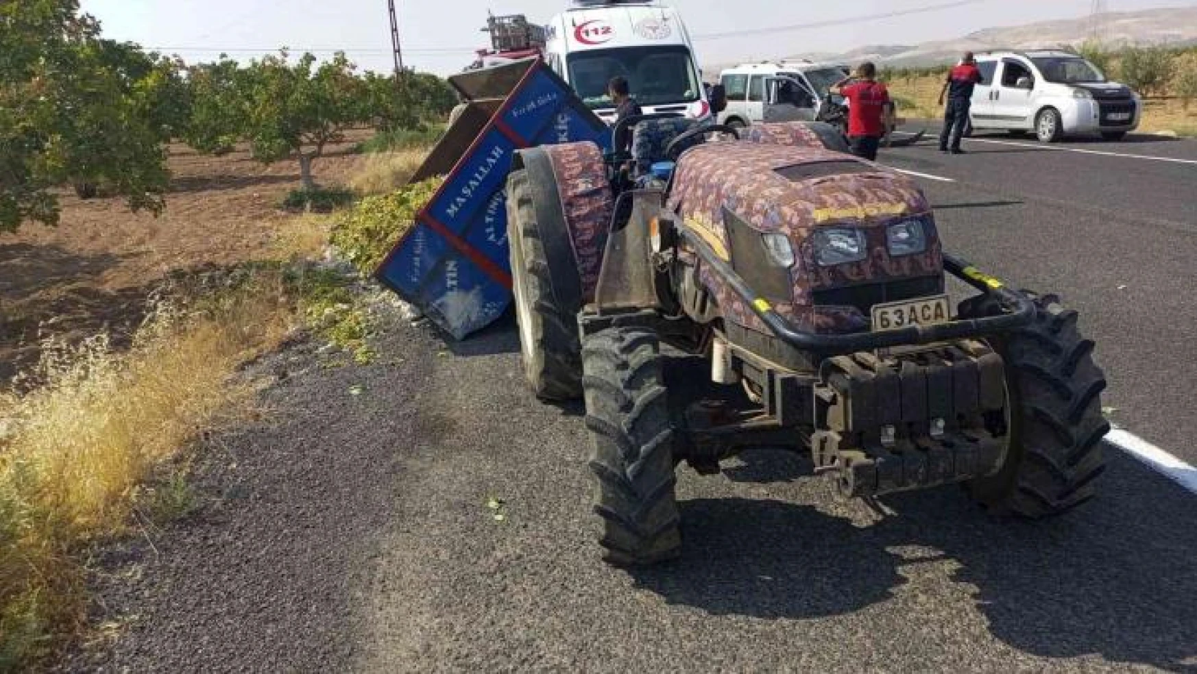 Şanlıurfa'da hafif ticari araç traktöre çarptı: 2 yaralı