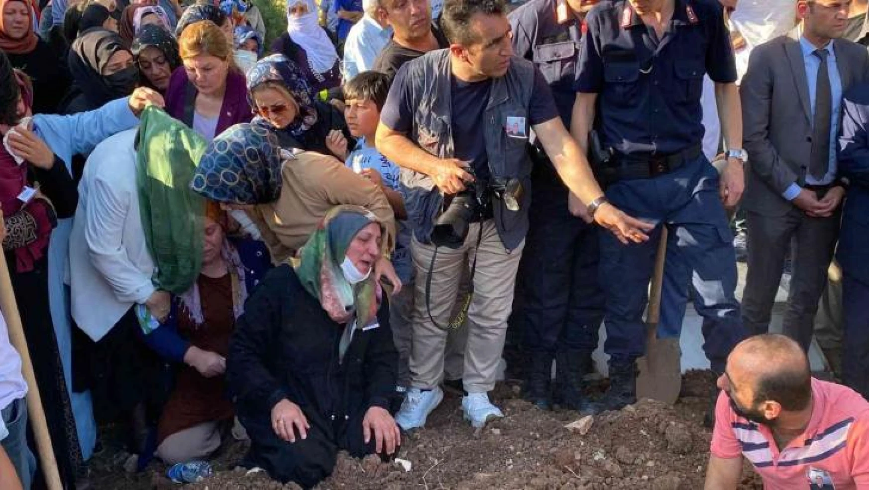 Şehit Uzman Çavuş Serttaş Diyarbakır'da gözyaşları arasında son yolculuğuna uğurlandı