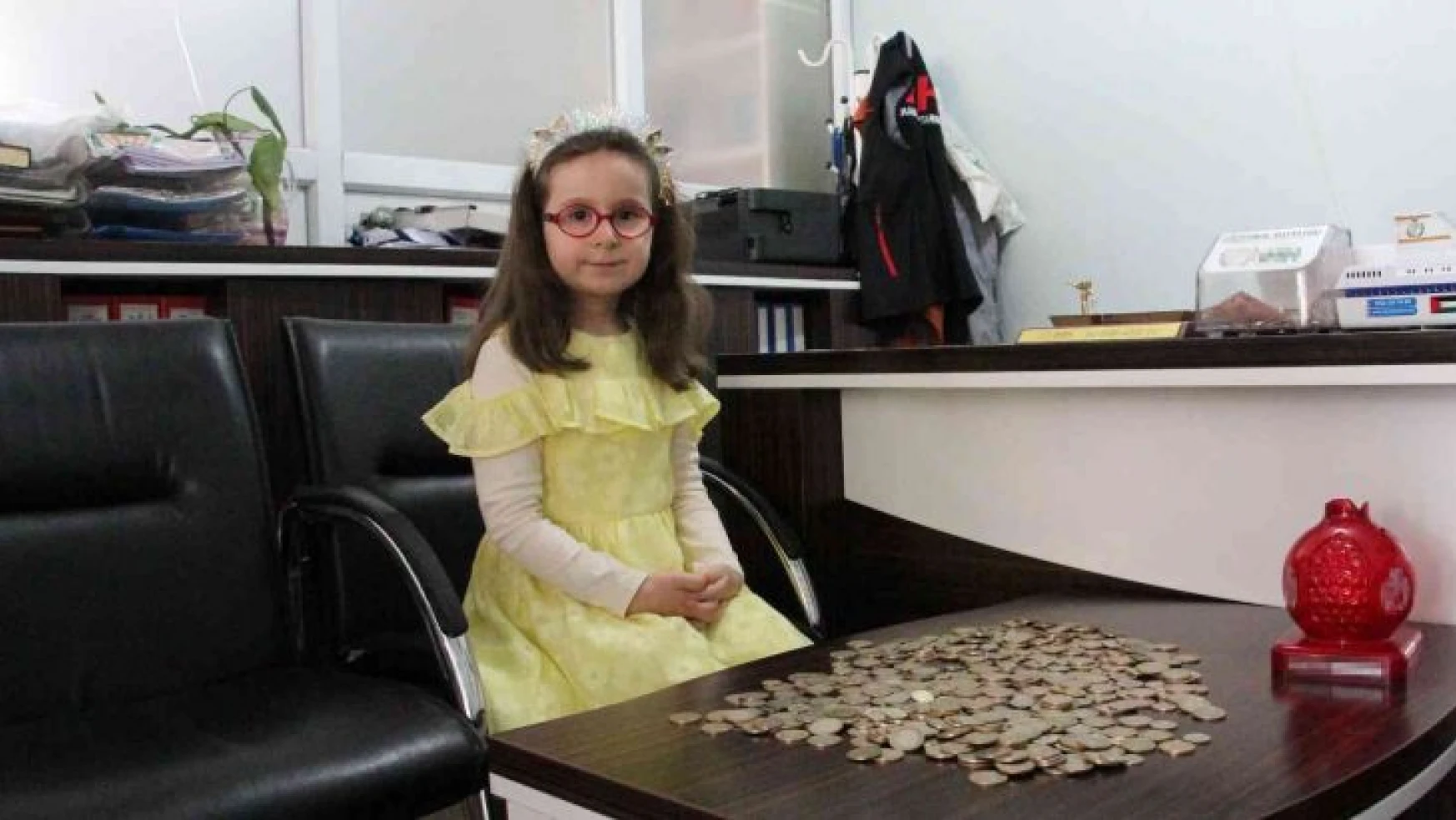 Siirt'te 6 yaşındaki öğrenci kumbarasını yetim çocuklar için açtı