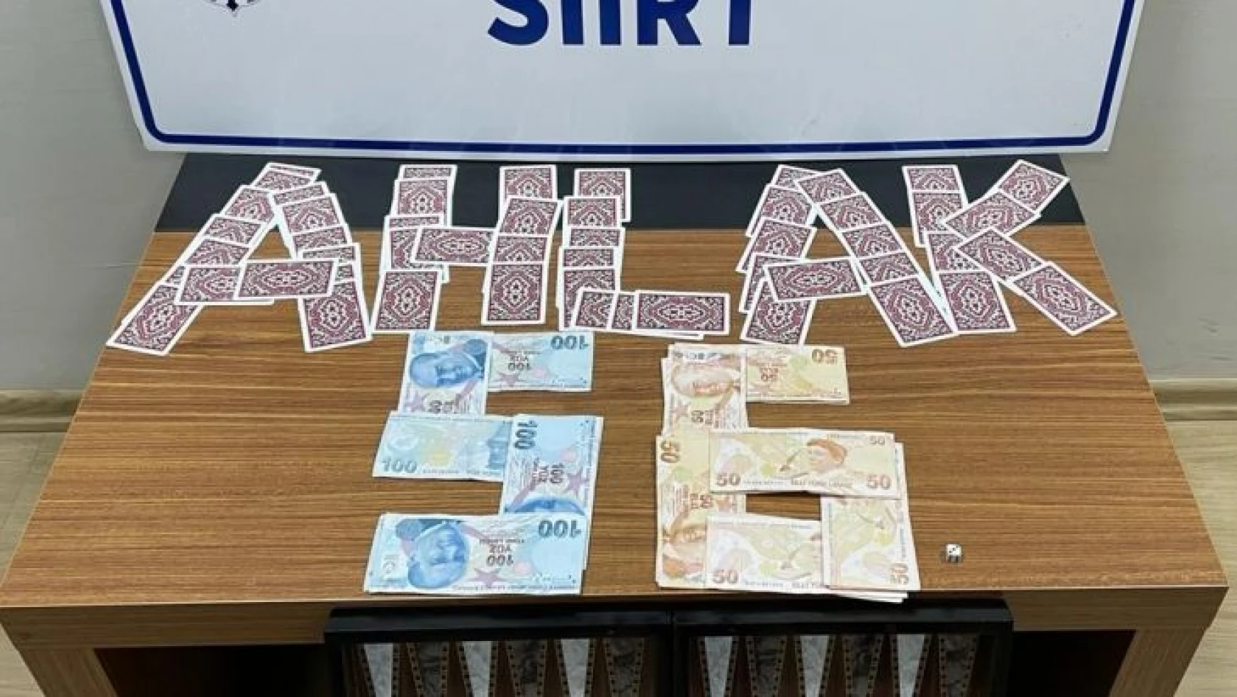 Siirt'te kumar oynayan 5 şahsa 9 bin 95 TL para cezası