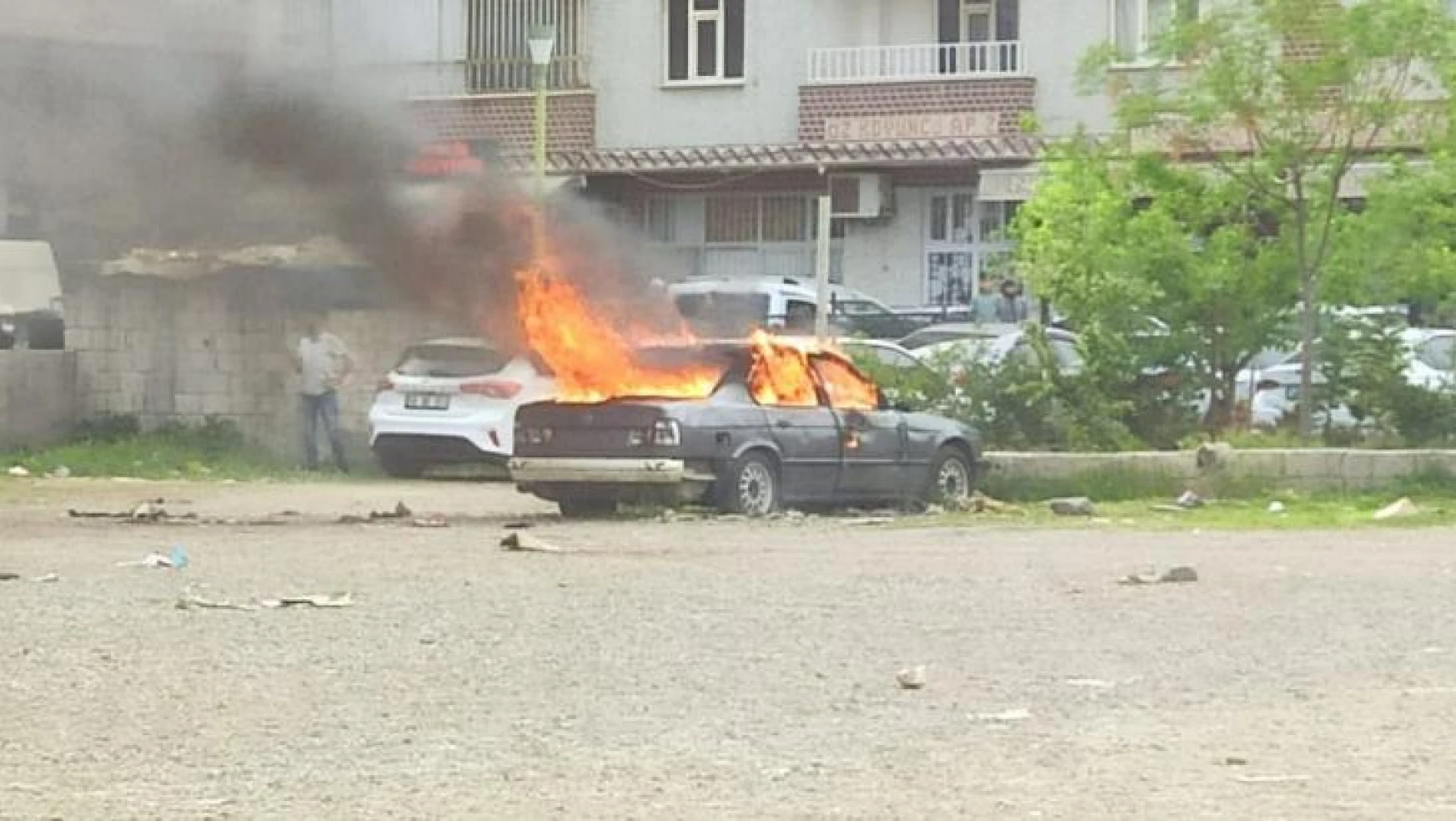 Siirt'te park halindeki bir otomobil yandı