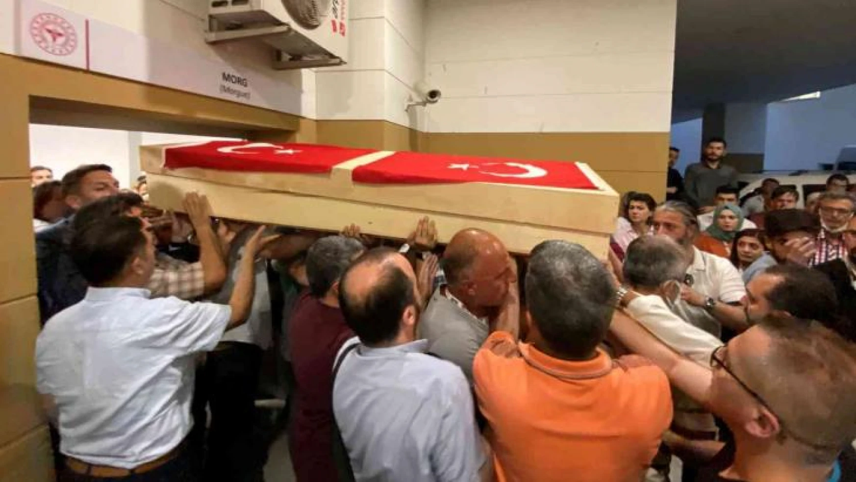 Silahlı saldırıda hayatını kaybeden doktor Ekrem Karakaya'nın cenazesi memleketine uğurlandı
