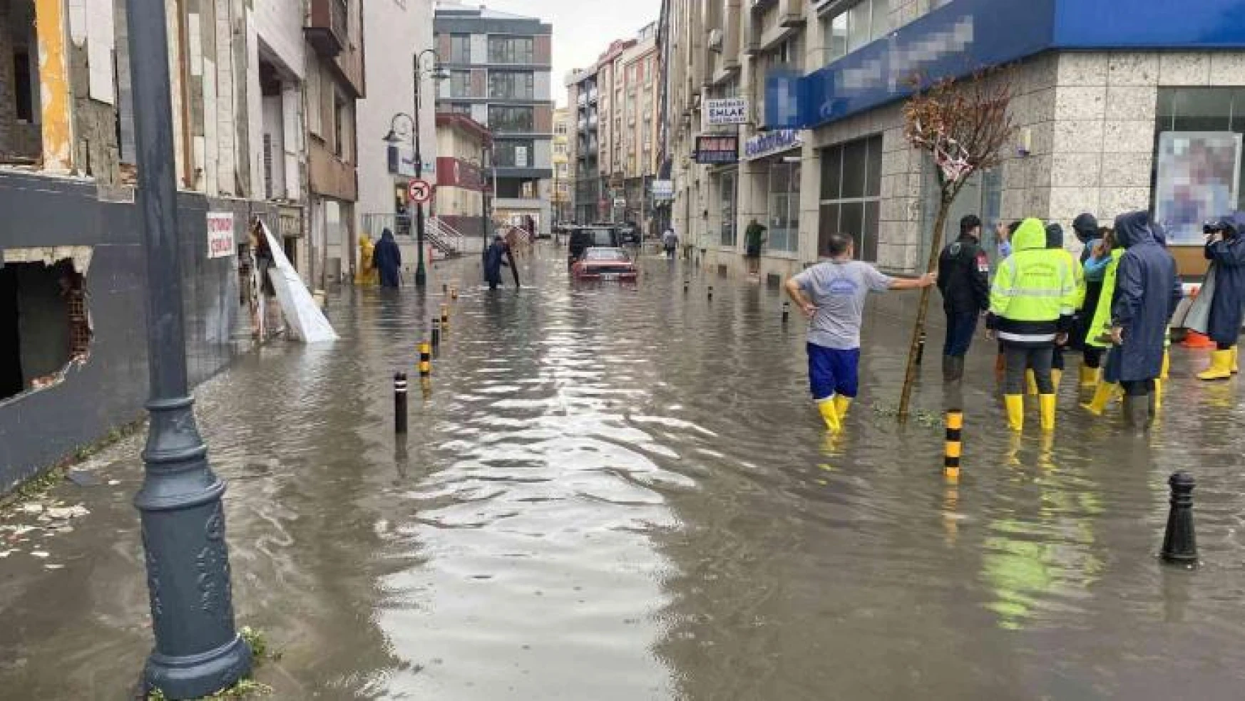 Silivri'de yoğun yağış sonrası su baskınları yaşandı