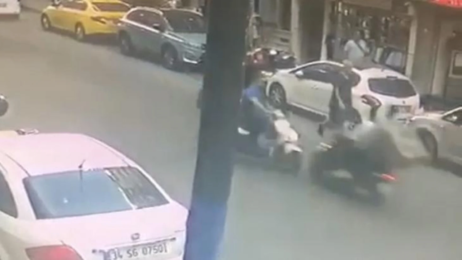 Şişli'de ilginç kaza kamerada: İki motosikletli kafa kafaya çarpıştı