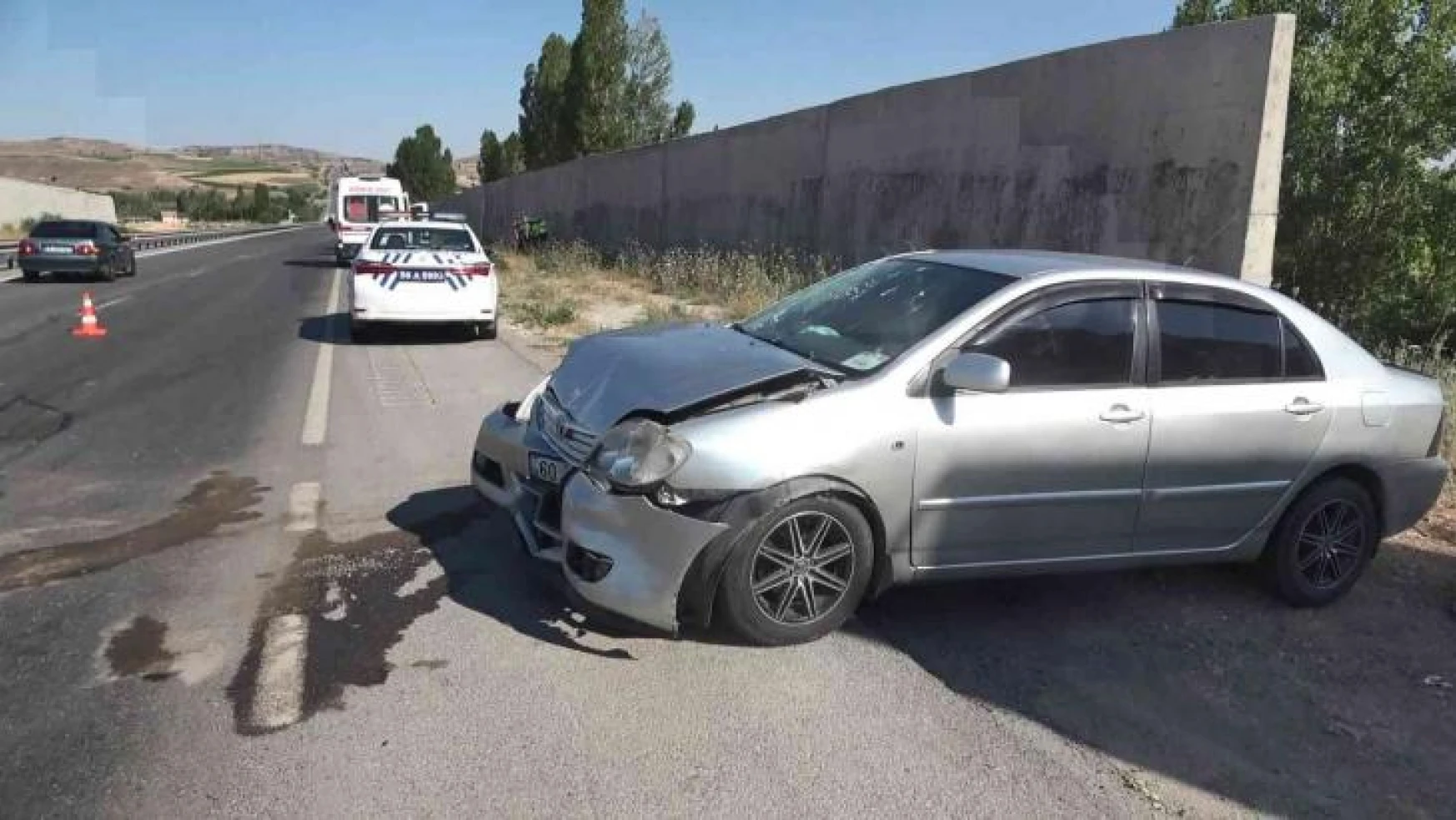 Sivas'ta otomobiller çarpıştı: 4'ü çocuk 13 yaralı