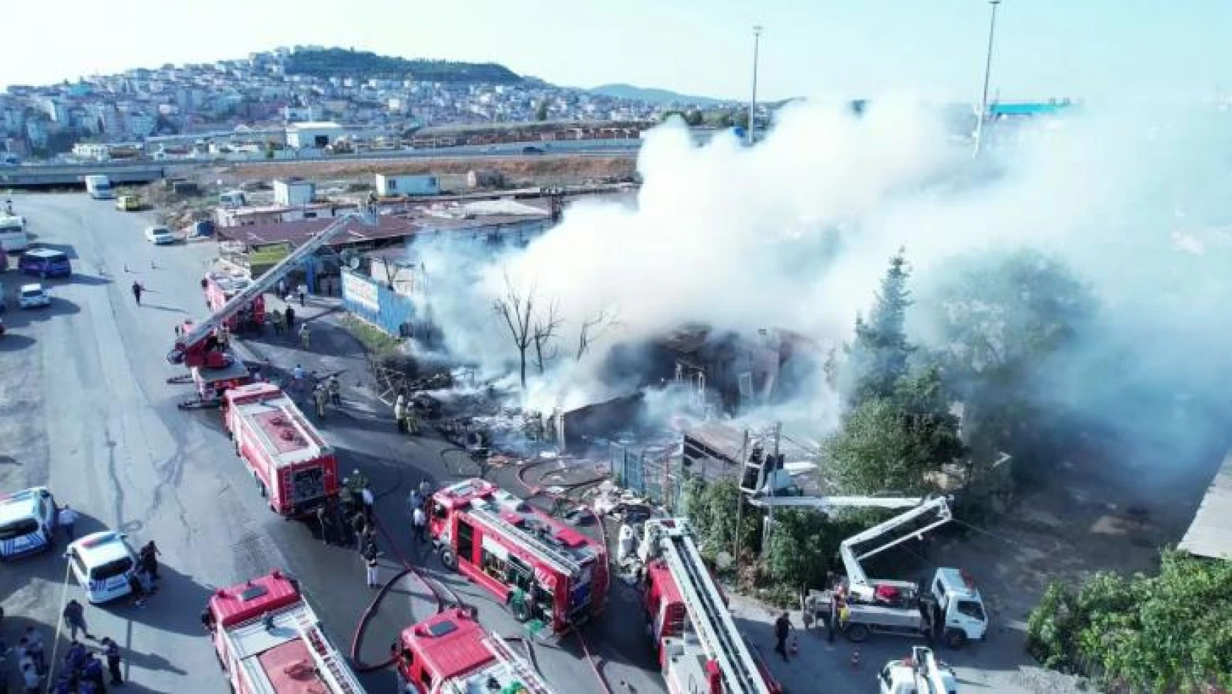 Sultanbeyli'de depo yangını: Komşular birbirine girdi