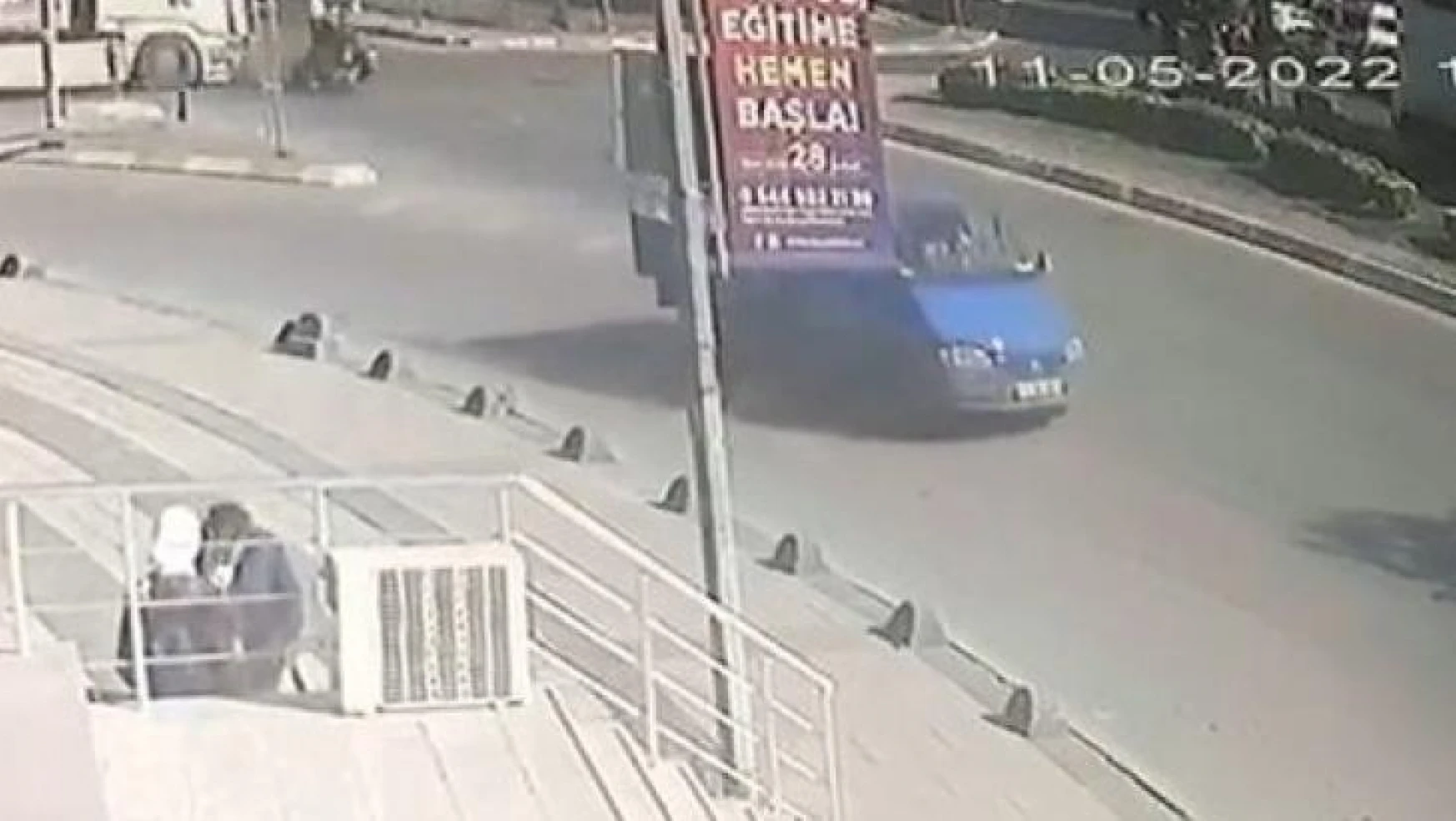 Sultanbeyli'de hafriyat kamyonu yunus polislerine çarptı: 2 polis yaralı