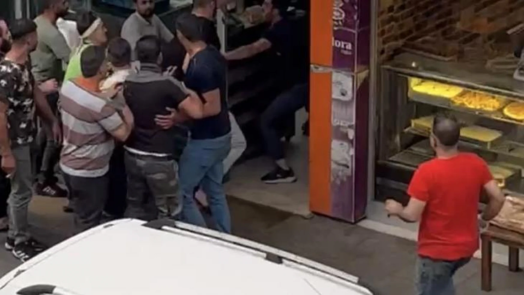 Sultanbeyli'de parasını ödemeyen müşteri ile lokanta çalışanları arasında kavga