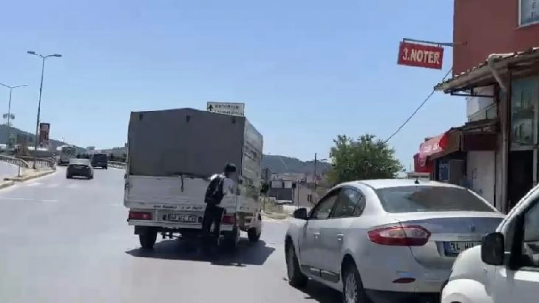 Sultanbeyli'de patenli gencin tehlikeli yolculuğu kamerada