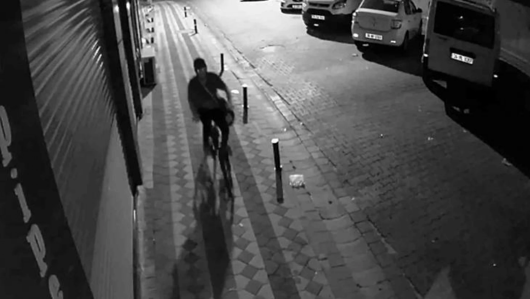 Sultangazi'de binaya giren hırsız ayakkabı ve bisiklet çaldı