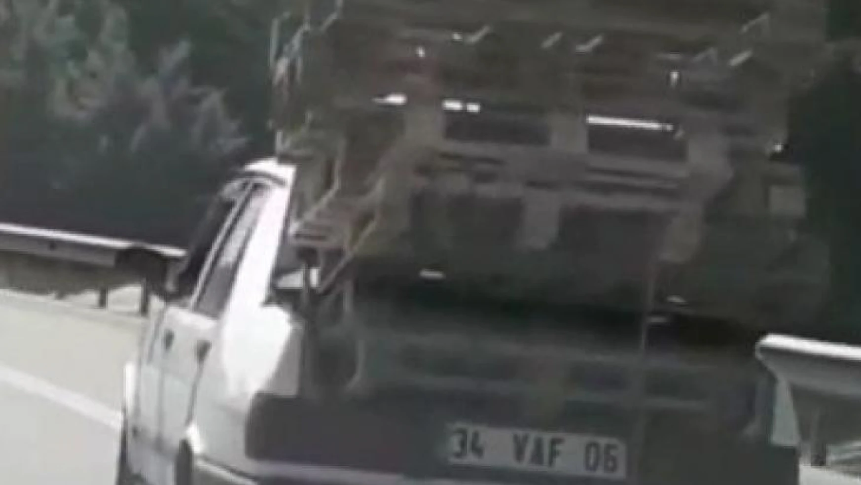 Sultangazi'de otomobil bagajında tehlikeli taşımacılık kamerada