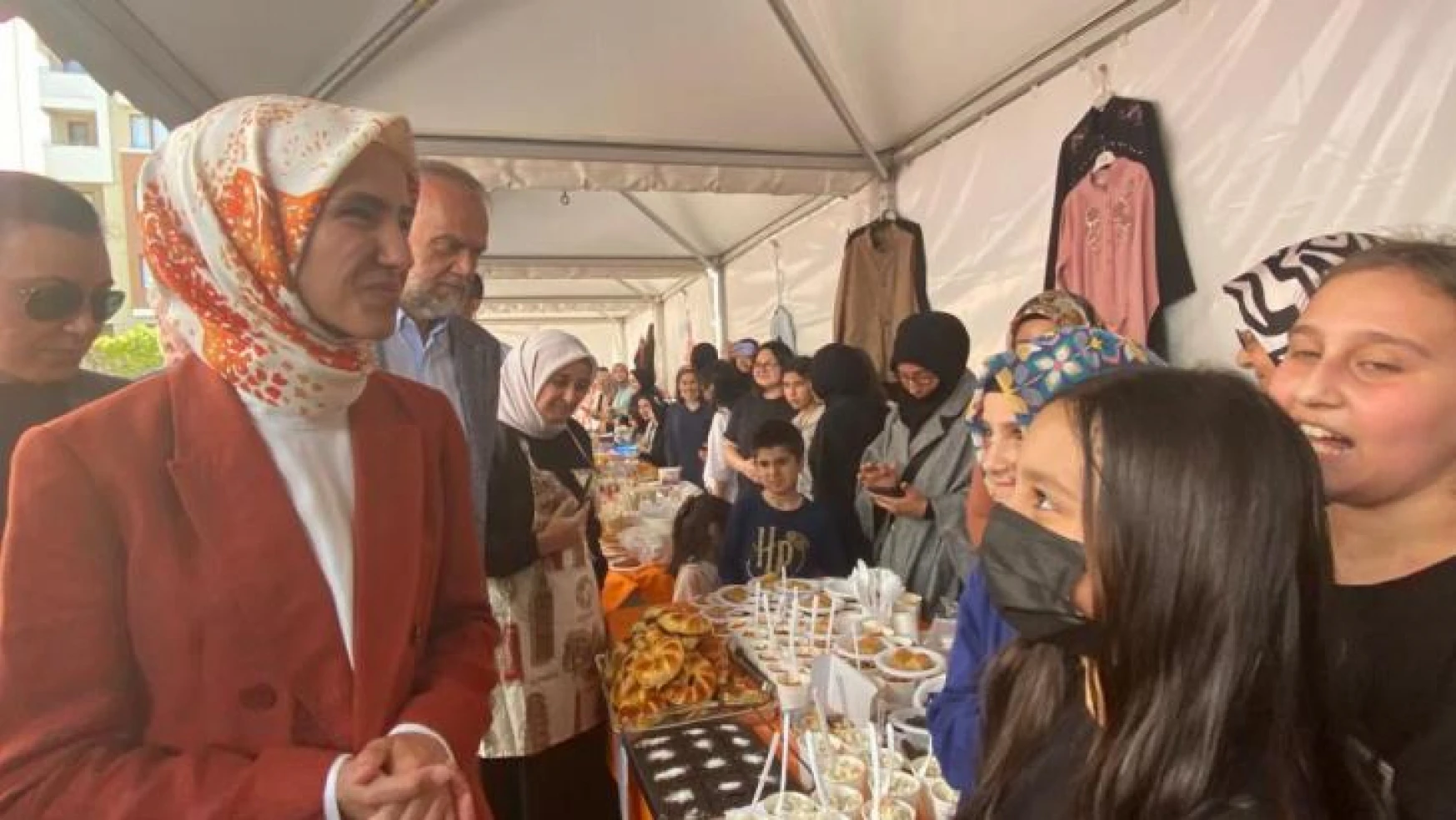 Sümeyye Erdoğan, Çekmeköy'de lise öğrencilerinin 'hayır panayırına katıldı