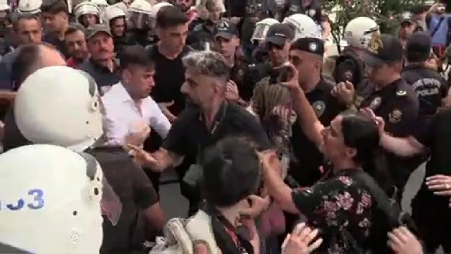Taksim LGBT yürüyüşünde polise hakaret eden muhabire gözaltı