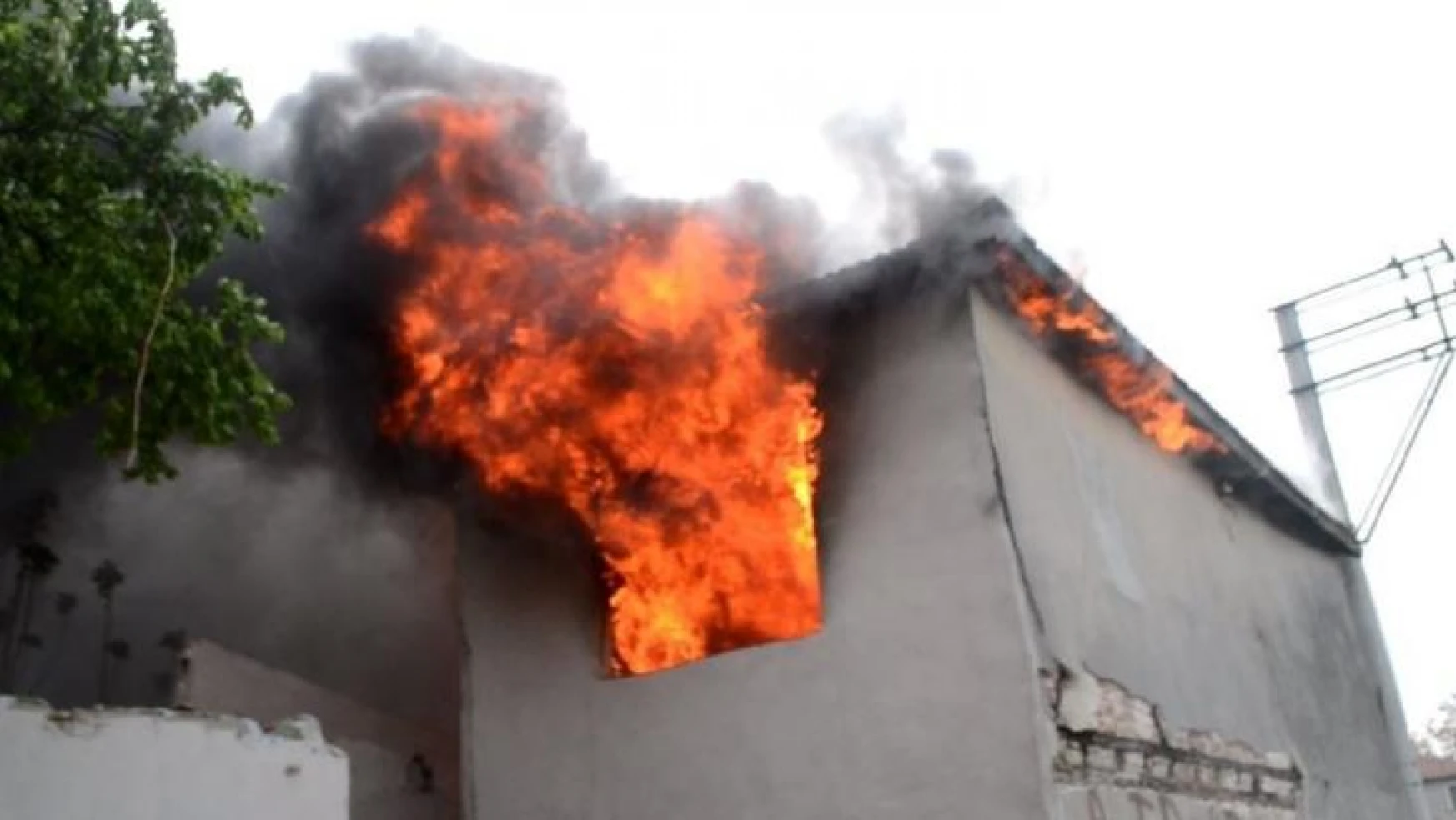Tekirdağ'da korkutan yangın: Metruk ev alev topuna döndü