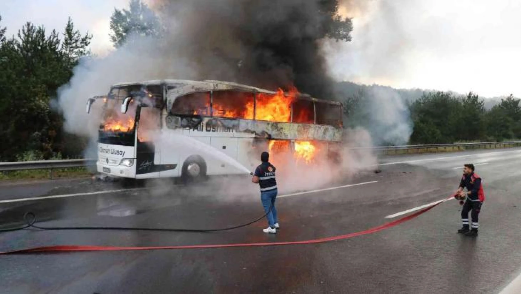 TEM'de yolcu otobüsü alev alev yandı