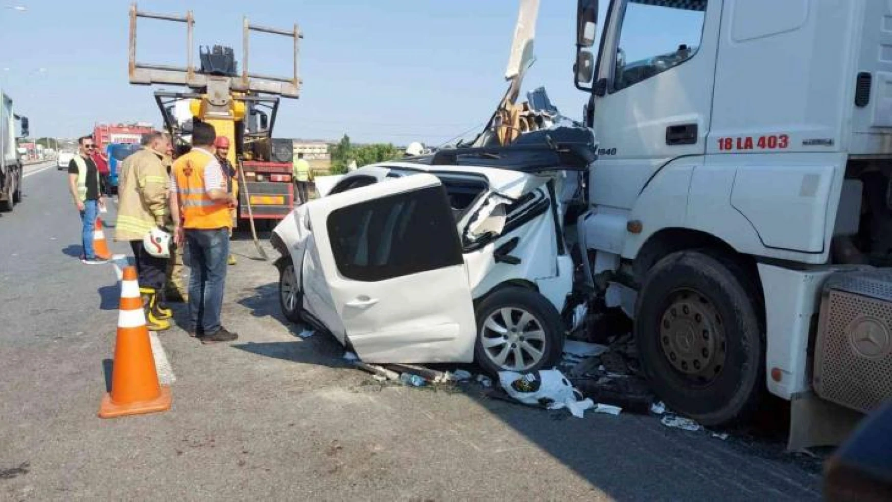 TEM Otoyolu'nda iki tır bir otomobilin karıştığı kazada 5 kişi yaralandı