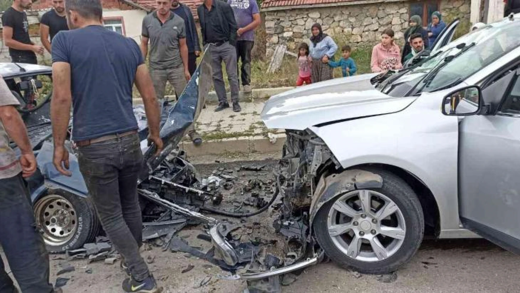 Tokat'ta iki otomobil kafa kafaya çarpıştı: 5 yaralı