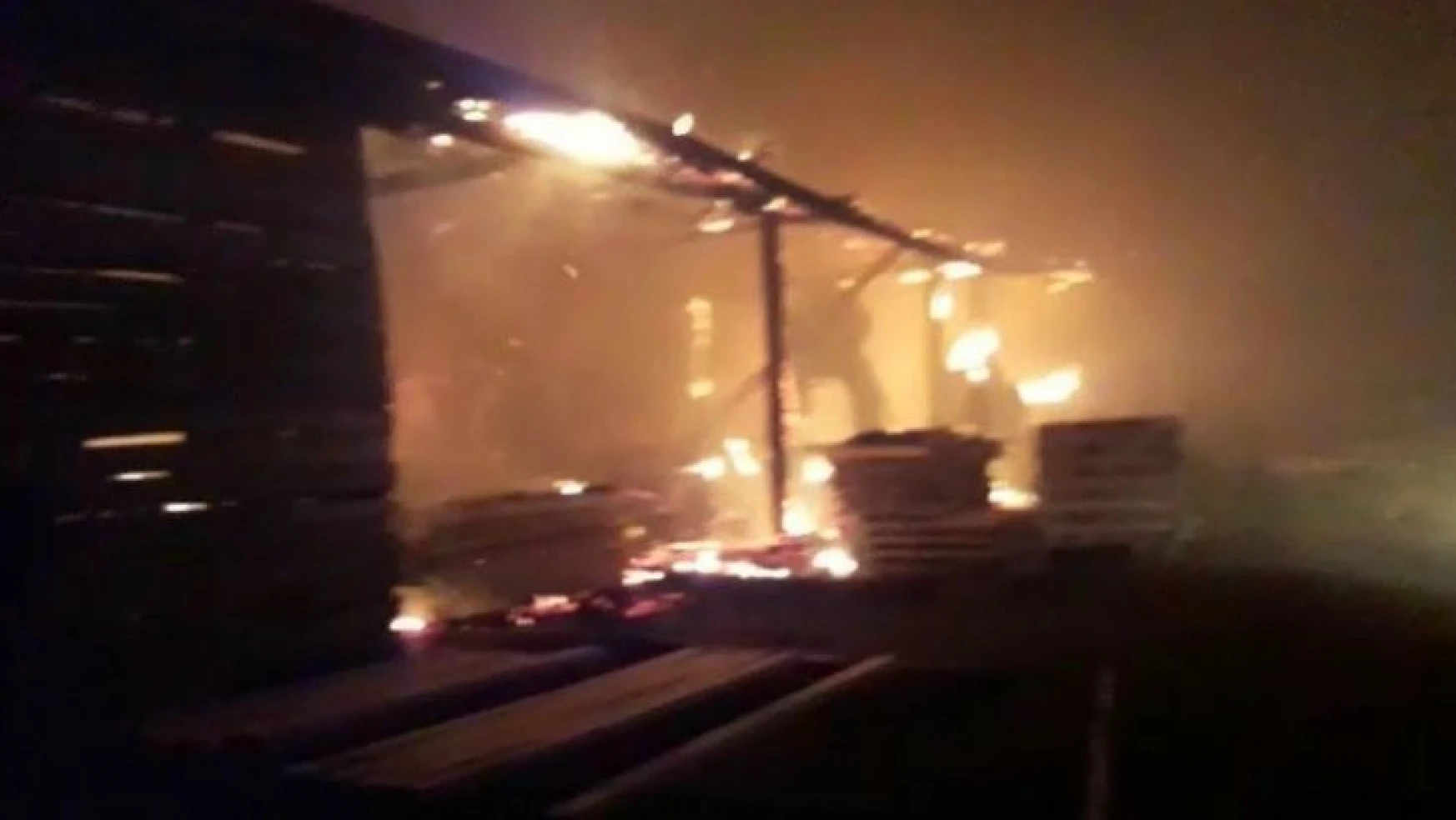 Tokat'ta kereste atölyesinde korkutan yangın