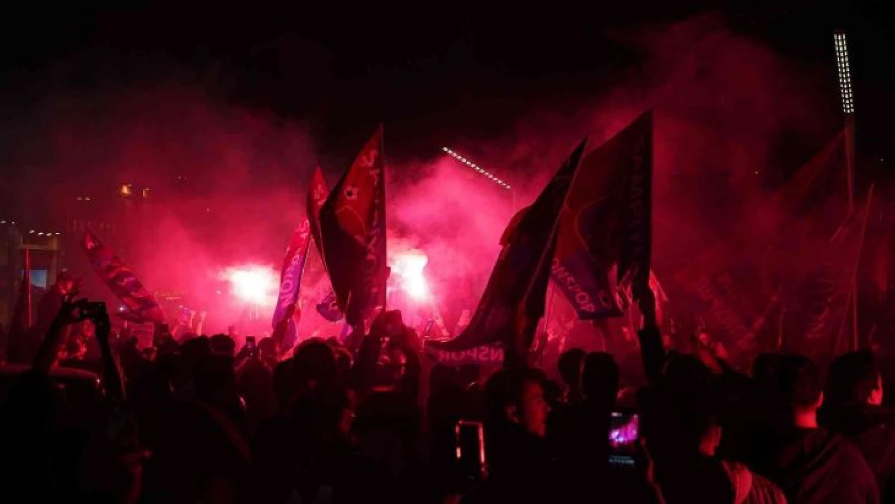 Trabzonsporlu taraftarların Taksim'de şampiyonluk coşkusu