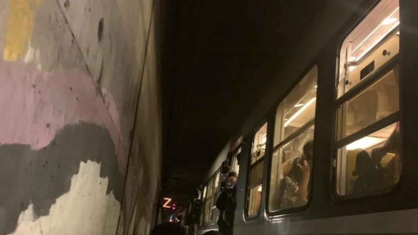 Tren seferleri aksayan Paris'te halk tünellerde mahsur kaldı