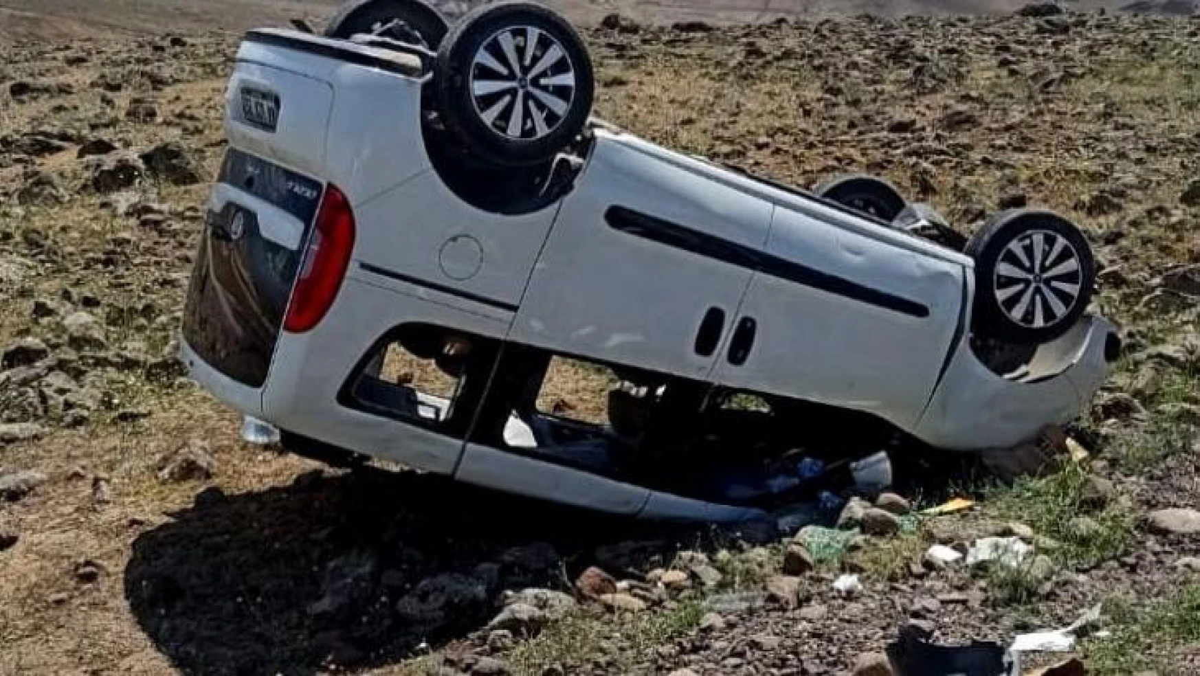 Tunceli'de hafif ticari araç şarampole devrildi: 3 yaralı