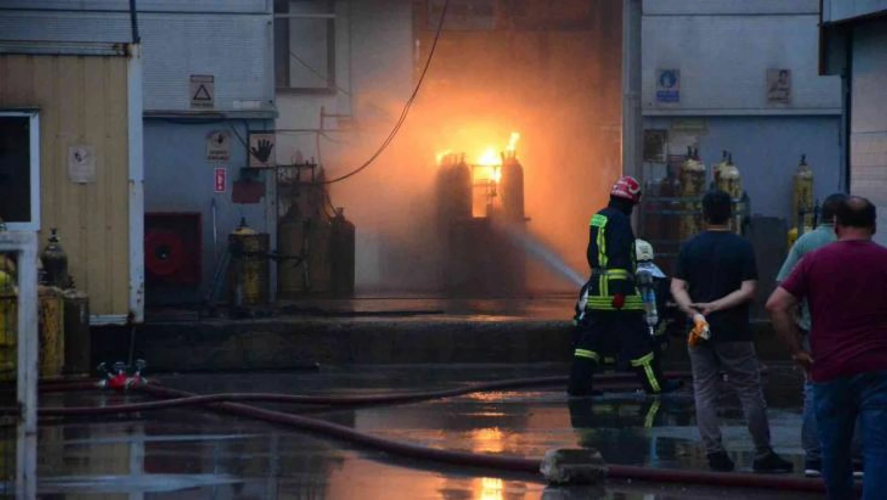 Tüp dolum merkezinde patlama: Ekipler yangını söndürmek için seferber oldu
