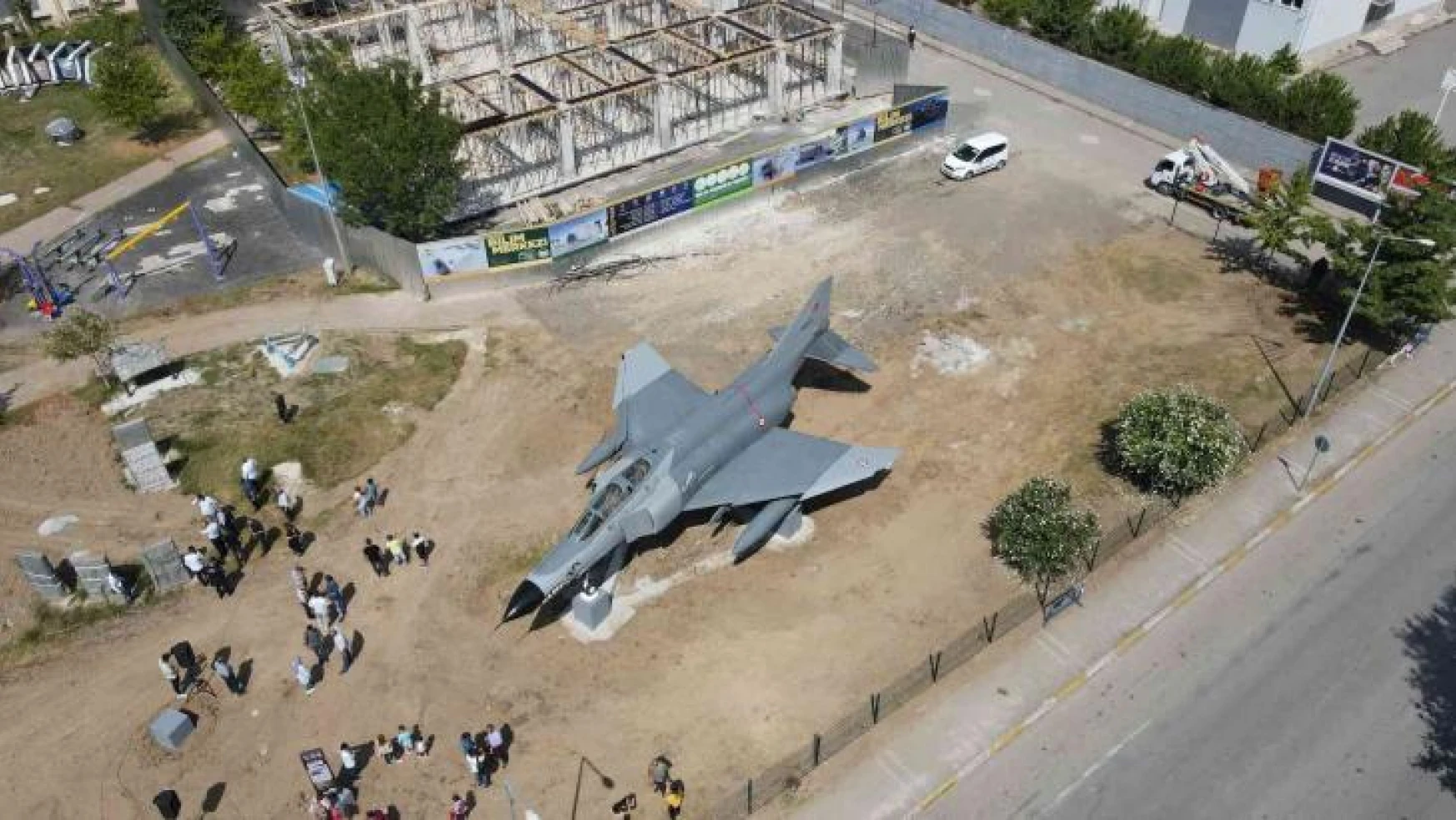 Türkiye'de ilk kez karadan yürütülen F4 savaş uçağı Bilim Merkezi'ne yerleştirildi