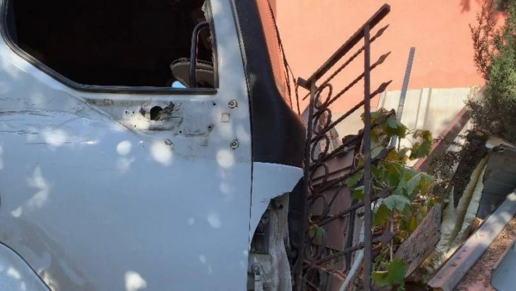 Tuzla'da freni boşalan tır önce araca çarptı ardından müstakil eve daldı
