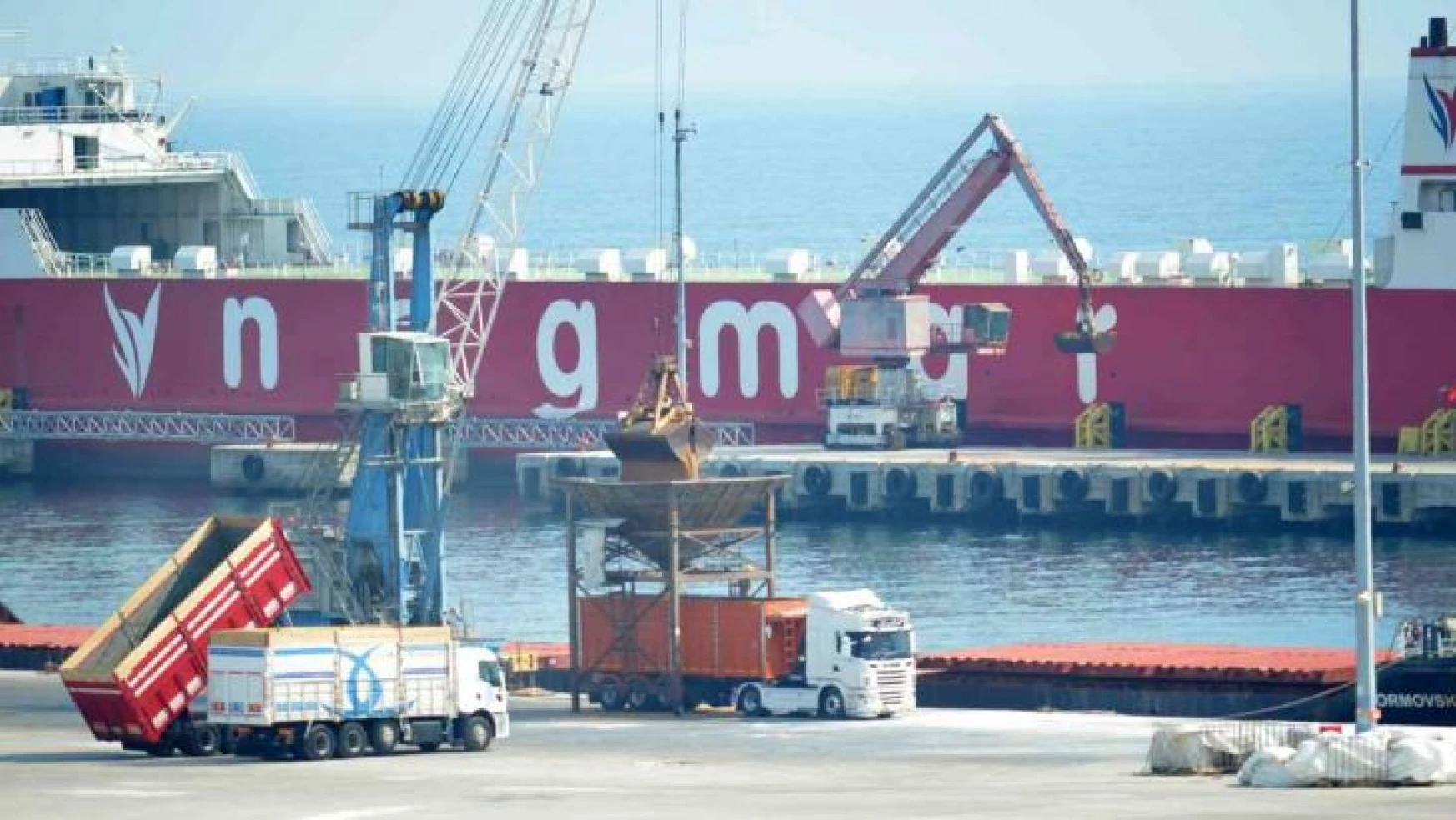 Ukrayna'dan gelen gemideki 3 bin 50 ton buğday kamyonlara aktarılıyor