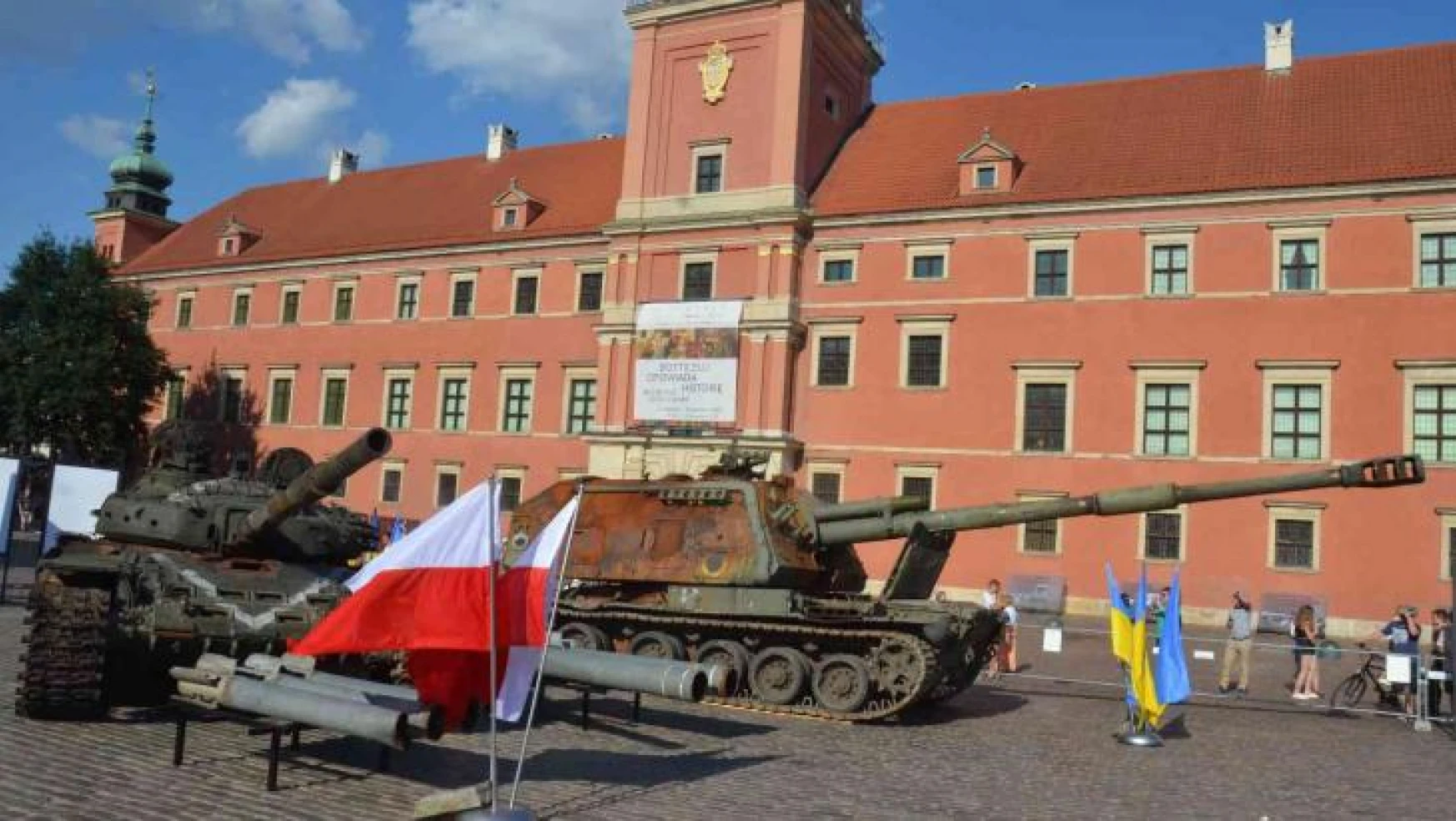 Ukrayna'nın etkisiz hale getirdiği Rus tankı ve obüsü Polonya'da sergilendi