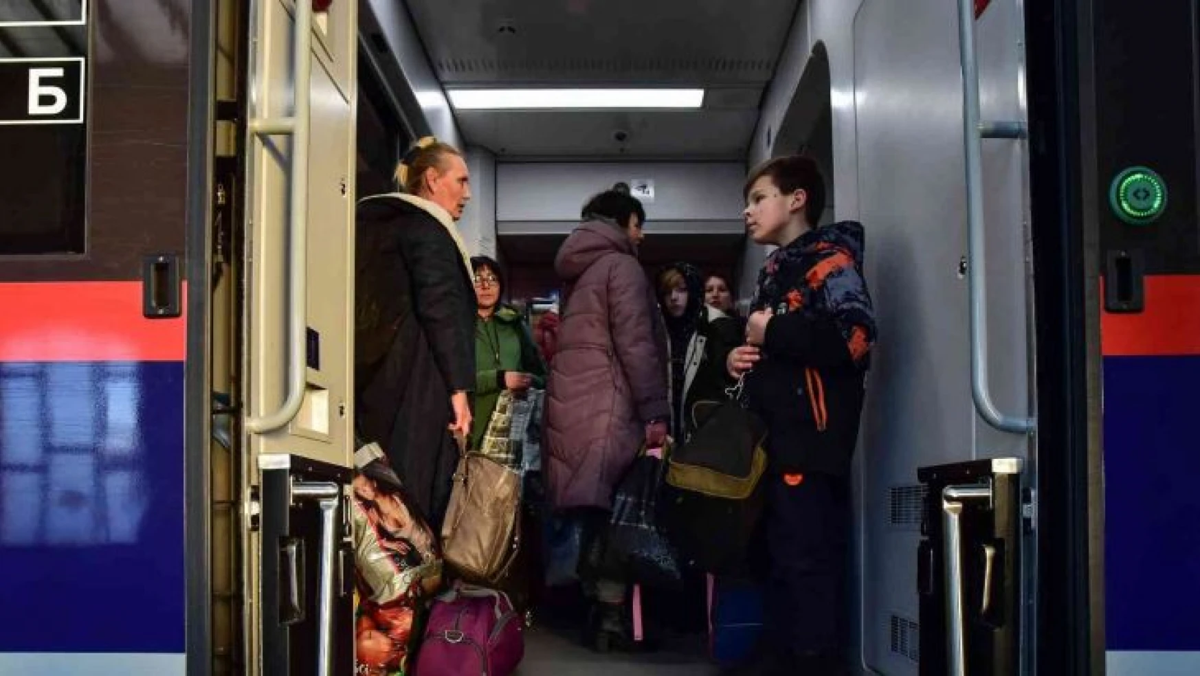 Ukraynalılar kapasitesini aşan trenlerle Polonya'ya göç ediyor