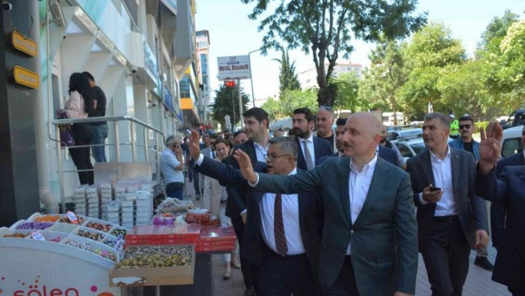 Ulaştırma ve Altyapı Bakanı Adil Karaismailoğlu, Bilecik'te esnaf ziyareti yaptı