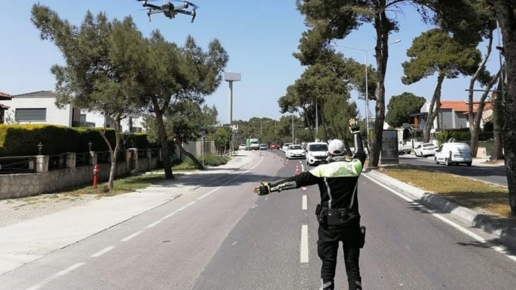 Ünlü tatil merkezi Çeşme'de dron ile trafik denetimi