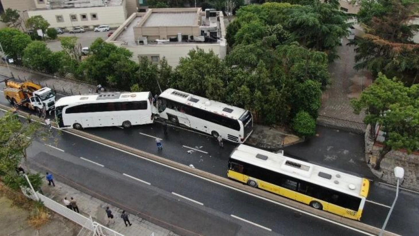 Üsküdar'da İETT otobüsü ile iki tur otobüsü çarpıştı, ortalık savaş alanına döndü