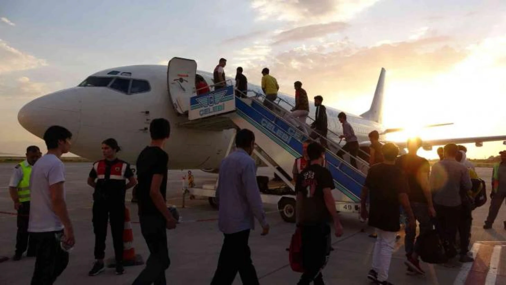 Van'da 408 düzensiz göçmen ülkelerine geri gönderiliyor