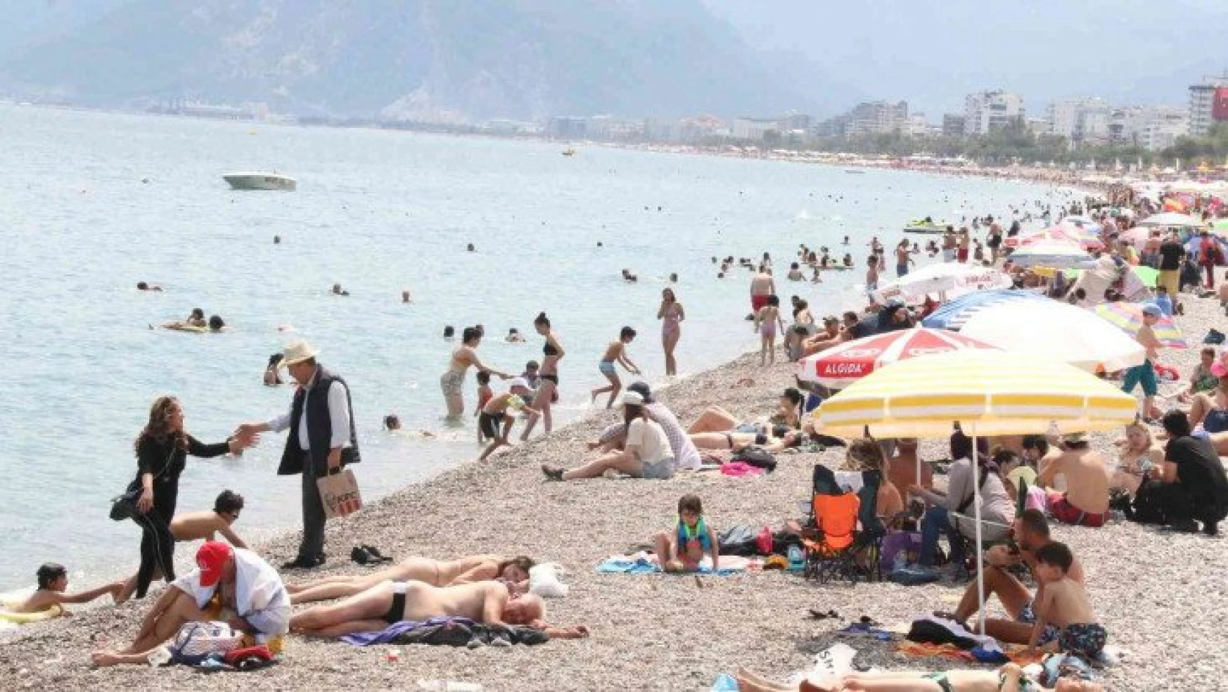 Yaylalarında karla mücadele edilen Antalya'da sahil hınca hınç doldu