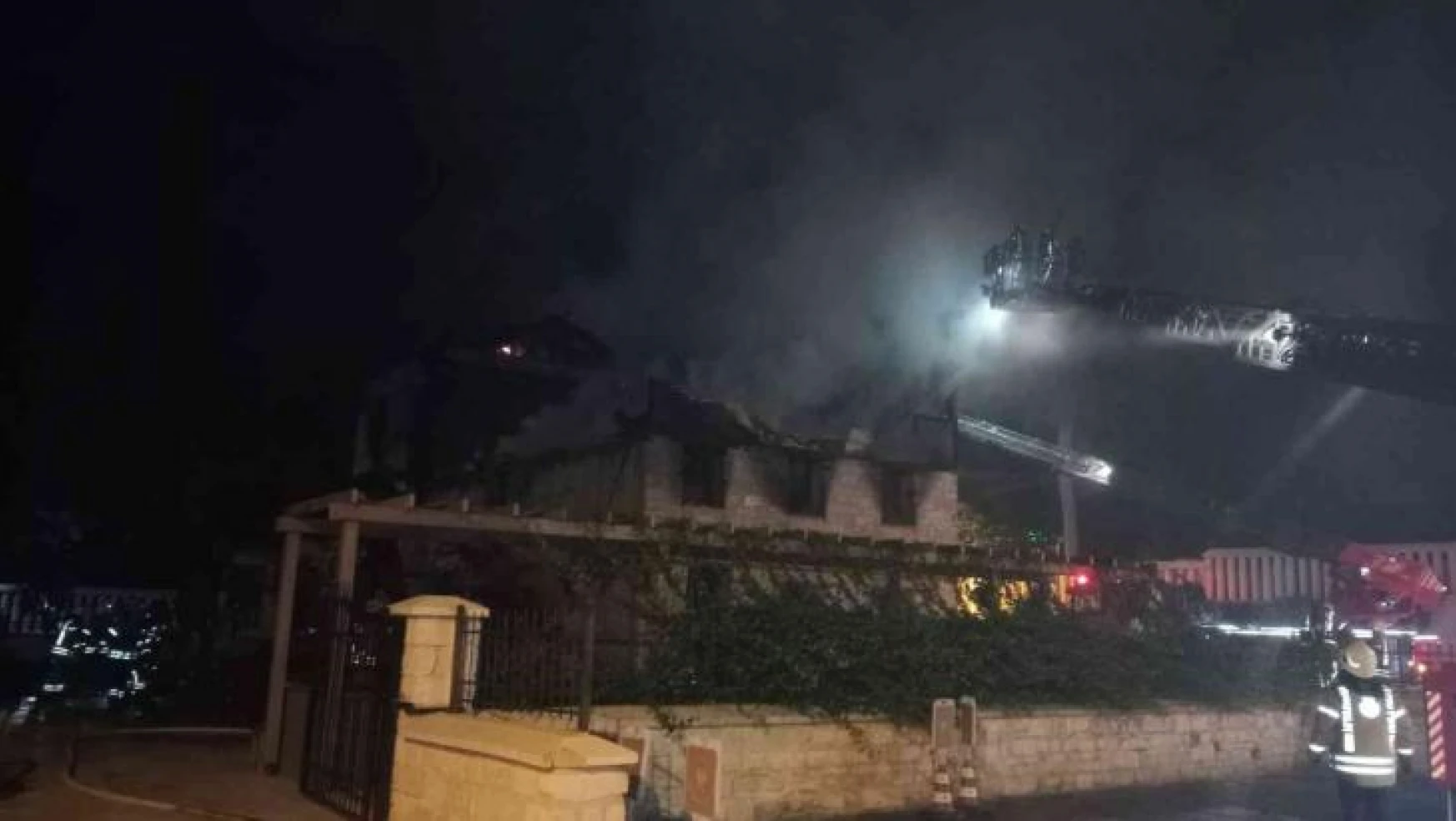 Zeytinburnu'nda alev alev yanan tarihi fırın harabeye döndü