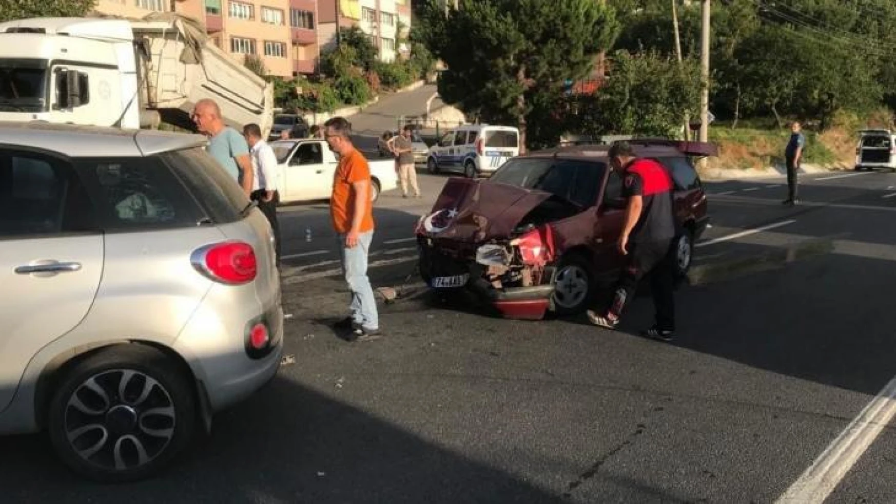 Zonguldak'ta çarpışan iki otomobil hurdaya döndü: 3 yaralı