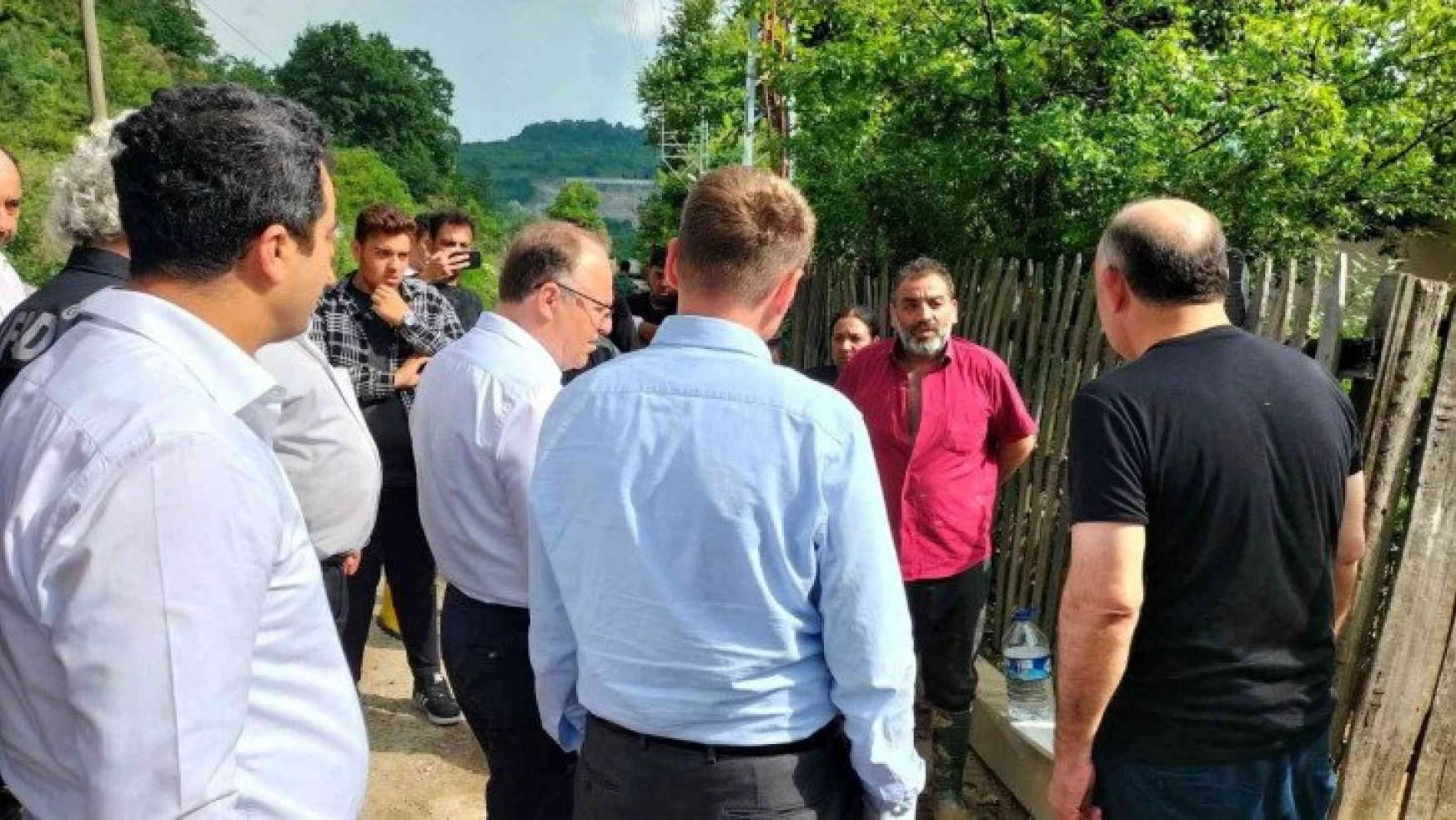 Zonguldak Valisi Tutulmaz, sel bölgesinde incelemelerde bulundu