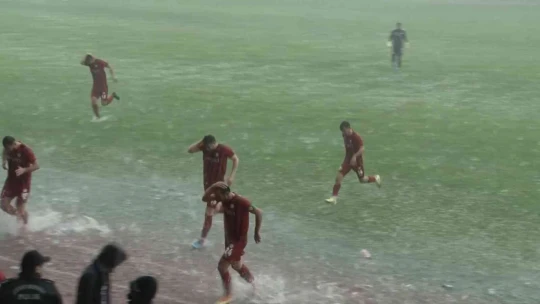 Günlerden 1 Mayıs... Maçta dolu molası verildi