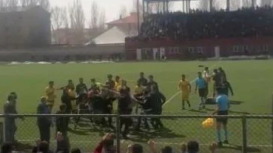 Taraftar sahaya girdi, ortalık karıştı