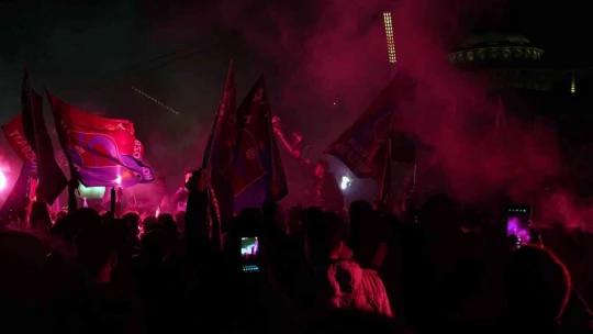 Trabzonsporlu taraftarların Taksim'de şampiyonluk coşkusu