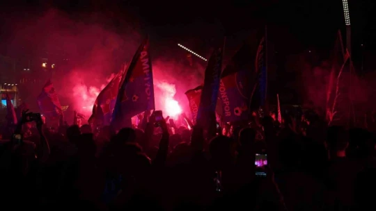 Trabzonsporlu taraftarların Taksim'de şampiyonluk coşkusu