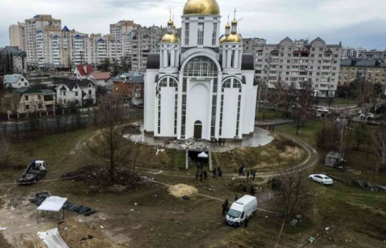 Bucha'da toplu mezardaki cansız bedenler çıkartıldı