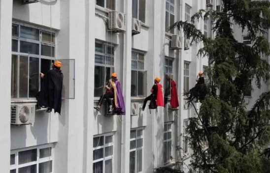 Süper kahramanlar hastaneye tırmanıp camdan çocuklara hediyeler verdi