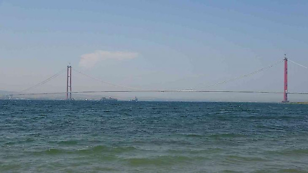 'Castoro 10' isimli gemi 1915 Çanakkale Köprüsü'nün altından geçti